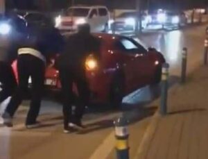 20 milyon TL’lik Ferrari yolda kaldı! Aracı vatandaşlar itti