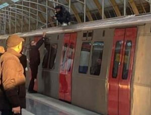 Ankara’da bir genç metronun üzerine çıktı: Seferler durdu