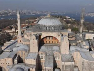 Ayasofya-i Kebir Cami-i Şerifi’ne ‘La ilahe illallah’ mahyası asıldı