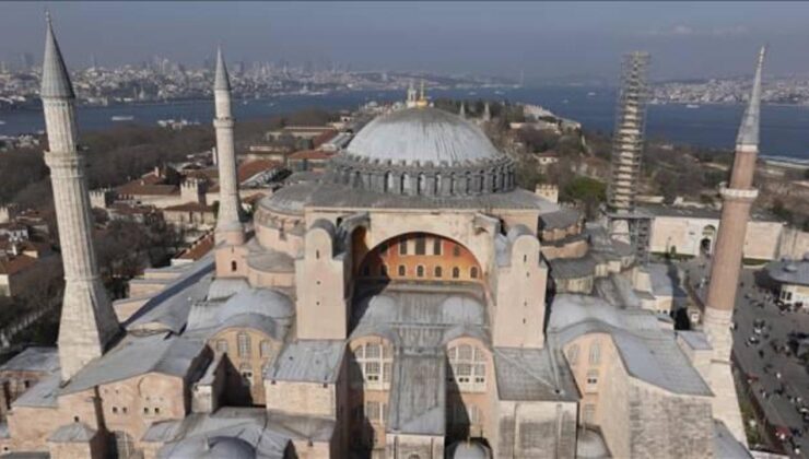 Ayasofya-i Kebir Cami-i Şerifi’ne ‘La ilahe illallah’ mahyası asıldı