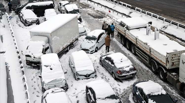 <p><strong>ÇIĞ TEHLİKESİ UYARISI</strong></p><p>Doğu Karadeniz'in iç kesimleri ile Doğu Anadolu'nun kuzey ve doğusunun kar örtüsüne sahip eğimli yamaçlarında çığ tehlikesi bulunduğundan dikkatli ve tedbirli olunmalıdır.</p>