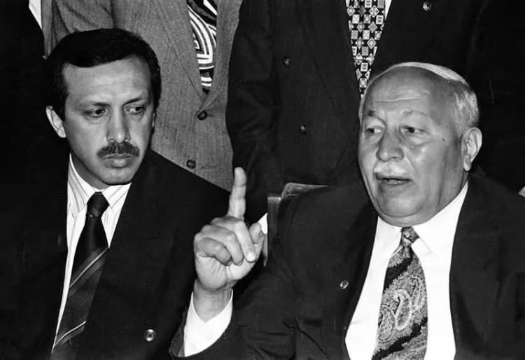 <p><strong>16 OCAK</strong></p><p>Başbakan Necmettin Erbakan’ın, kendi konutunda tarikat ve cemaat liderlerine verdiği yemekle ilgili Ankara Cumhuriyet Başsavcılığı’na suç duyurusunda bulunuldu.</p>