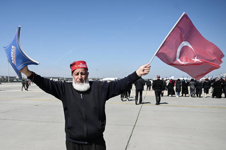 <p>AK Parti'nin bugün düzenlediği 'Büyük İstanbul Mitingi' için binlerce vatandaş bölgeye doğru akın akın yol alırken; engelli bir vatandaşın koltuk değneklerinden yardım alarak Cumhurbaşkanı Erdoğan'ı dinlemeye gelmesi dikkatlerden kaçmadı.</p><p> </p>