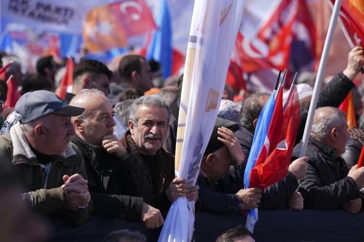 <p>Cumhurbaşkanı Erdoğan'ın konuşmasını bekleyen İstanbullu vatandaşlar miting alanında yoğunluk oluşturdu. </p>