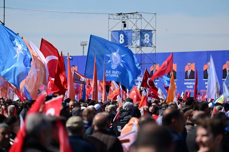 <p><strong>KOLTUK DEĞNEKLERİYLE CUMHURBAŞKANI ERDOĞAN'I DİNLEMEYE GELDİ</strong></p><p>O karede bir ayağı olmayan vatandaşın miting alanına doğru koltuk değnekleriyle hareket ettiği görüldü.</p><p> </p>