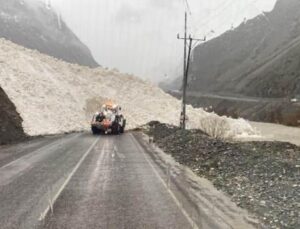 Hakkari’de kara yoluna çığ düştü: Ulaşım çift yönlü kapandı