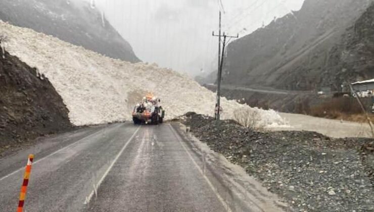 Hakkari’de kara yoluna çığ düştü: Ulaşım çift yönlü kapandı