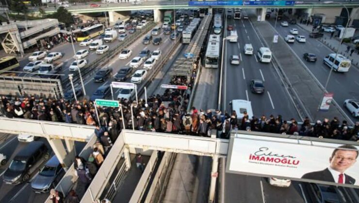 Metrobüs kuyruğu ile İmamoğlu’nun ‘Tam yol ileri’ afişi ilginç bir görüntü oluşturdu