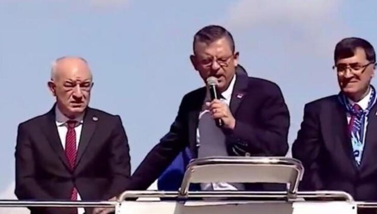 Özgür Özel, CHP’li aday yerine Saadet Partili milletvekilinin elini kaldırdı