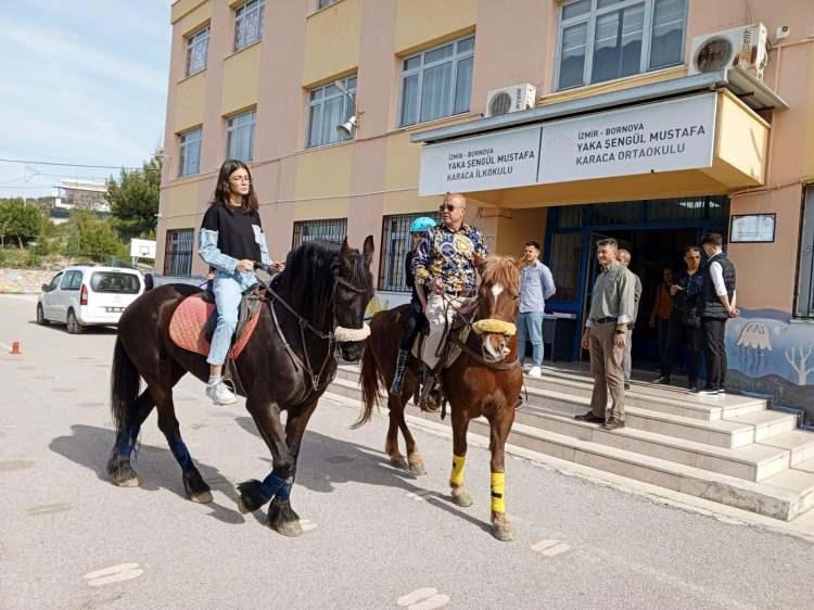 <p>Seçmenler, erken saatlerde oy kullanacakları okullara gitti. Bornova'da at eğitmeni Faruk Ceren oy kullanacağı Yaka Şengül Mustafa Karaca İlkokulu'na, Bayraklı'daki öğrencisi Melisa Onuk ise Mehmet Akif Ersoy Anadolu Lisesi'ne at üstünde geldi. Bayraklı'da oyunu kullanıp, Bornova'ya hocasının yanına gelen Onuk, "At eğitimi alıyorum ve ilk kez oy kullanacağım için bugünün hatıra olmasını istedim. Çok mutluyum. Güzel bir anı olacak" dedi.</p><p>Faruk Ceren ise "Yine can dostlarımızla geldik. Ata farkındalığa da dikkat çekmek istedik. Herkesten bu güzel dostlarımızı bir şekilde hayatlarının bir köşesine yerleştirmelerini istiyorum" diye konuştu. Faruk Ceren'e eşlik eden Karya Kulapa (12), "Atları çok seviyorum. Çok eğlendim" dedi.</p>