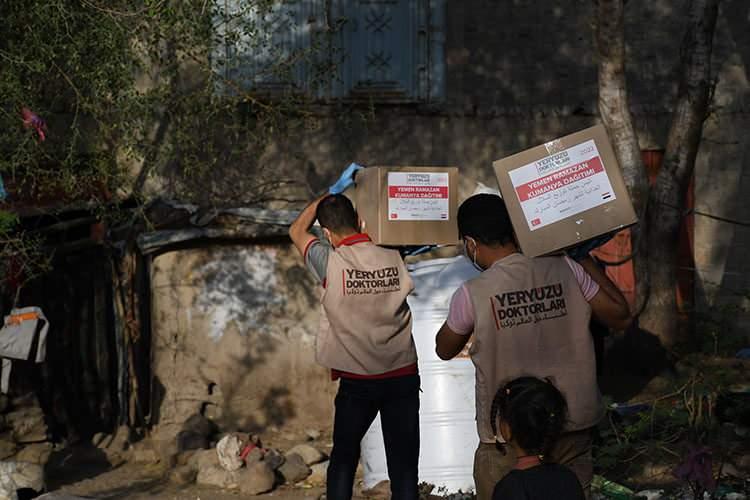 <p>AA muhabirinin derlediği bilgilere göre, "Bu Ramazan Sensiz Olmaz" sloganıyla çalışmalarını başlatan Türk Kızılay, 1 milyar 271,5 milyon liralık yardımla, yurt içi ve dışında toplam 8,8 milyon kişiye ulaşmayı hedefliyor.</p>