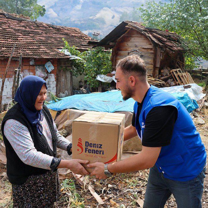 <p>Türkiye'de dağıtılacak kumanya paketlerinde temel gıda ürünleri yer alırken, yurt içinde ihtiyaç sahibi 50 bin aileye gıda kartı dağıtılması planlandı. </p>