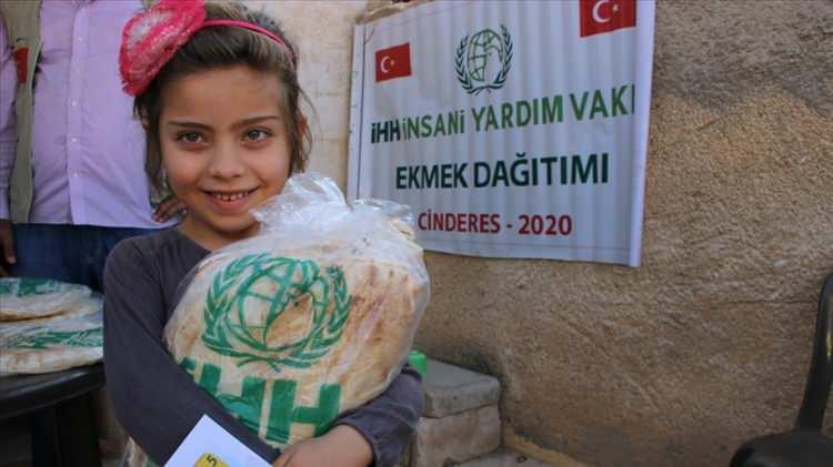 <p>Ay boyunca yetimlere yönelik iftar programları ve ramazanın 15. gününe denk gelen "Dünya Yetimler Günü'ne özel programlar düzenlemeyi planlayan İHH, ayrıca bağışçıların zekat, fidye ve fitrelerini ihtiyaç sahiplerine ulaştıracak.</p>