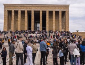 Anıtkabir’de bayram tatilinde ziyaretçi yoğunluğu