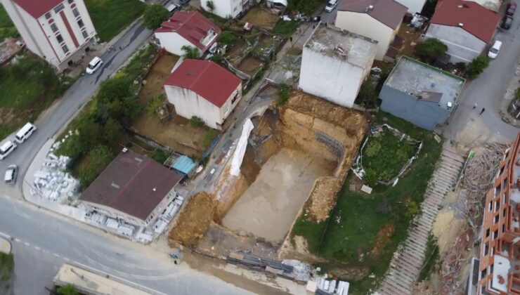 Arnavutköy’de yol çöktü! Bir bina boşaltıldı