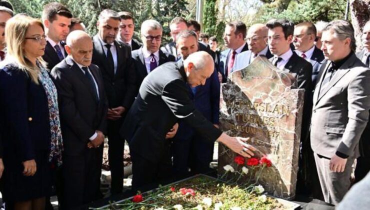 Bahçeli, Alparslan Türkeş’in kabrini ziyaret etti