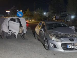 Bursa’da otomobil ile hafif ticari araç çarpıştı: 9 yaralı
