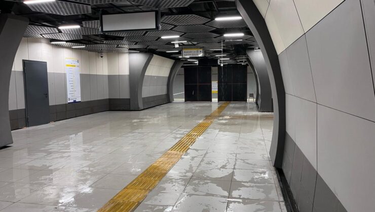 Yenibosna metro istasyonunu yağmur sonrası su bastı