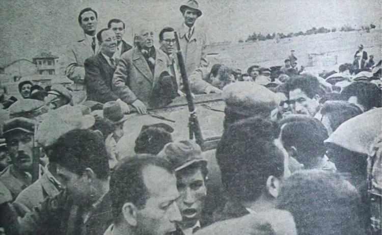 <p>Bu gelişmeler yaşanırken CHP Genel Başkanı İnönü, Nisan 1959'da "Büyük Taarruz" adı verilen bir geziye çıktı. 48 milletvekili, partililer ve gazetecilerden oluşan grubun ilk durağı Uşak oldu. Heyet burada hükümet tarafından organize edildiği öne sürülen bir grup gösterici tarafından protesto edildi ve İnönü bir göstericinin attığı taşla yaralandı.</p><p>İnönü, İstanbul'a dönüşünde de arabasıyla şehre girerken bir grubun saldırısına uğradı. İddiaya göre olaya polis ve asker müdahale etmedi.</p>