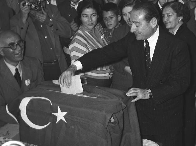 <p>Ocak 1946'da kurulan DP, 7 partinin katıldığı 14 Mayıs 1950'deki seçimlerde yüzde 53 oy ve 416 milletvekili ile Meclise girdi, CHP ise 69 sandalye kazanabildi. Böylece 27 yıllık tek parti dönemi sona ererken, DP serbest seçimle iktidarı kazanan ilk siyasi parti oldu.</p><p> </p>