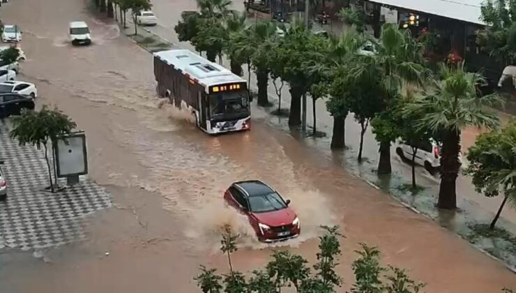 Adana’da sağanak ve fırtına; ağaçlar devrildi, yollar suyla doldu