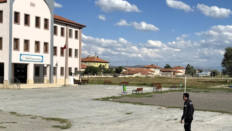 Aksaray’da sınıf öğretmeni okulun bahçesinde sopayla darbedildi