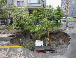 Ankara’da yol çöktü!