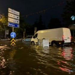 Başkent Ankara'yı sağanak vurdu! Cadde ve sokaklar göle döndü