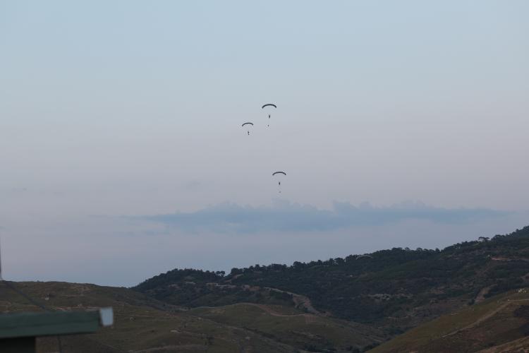 <p>Bu kapsamda botların motorlarını kıyıya belli mesafede susturan su altı taarruz ve su altı savunma timleri, su altı engel ve sığ su mayınlarından sahili temizledi. Daha sonra amfibi aldatma harekatı ve amfibi keşif harekatı başlatıldı.</p>