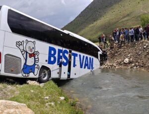 Bitlis’te yolcu otobüsü dereye yuvarlandı: Çok sayıda yaralı var