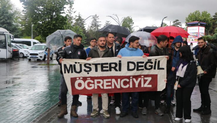 Bolu’da üniversite öğrencileri ulaşım zammını protesto etti