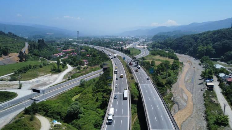 <p>Düzce- Ankara yolunda dorsesi açık kalan kamyonun kaza yapması sonucu ortaya ilginç görüntüler çıktı. </p>