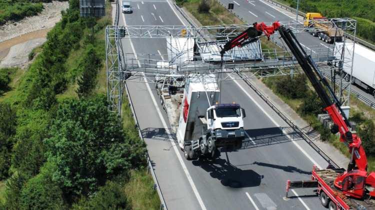 <p> Alınan bilgilere göre, Karayolları ekiplerince Düzce'den Ankara istikametine olan yolda yapılan asfalt çalışmalarına katılan kamyonun dorsesi açık kaldı.</p>