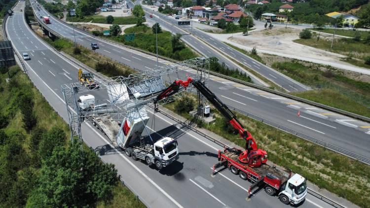 <p>Ankara'ya doğru giden araç tabelaya çarparak şaha kalktı. Şaşırtan kaza sonrasında bölgeye ekipler sevk edildi.</p>