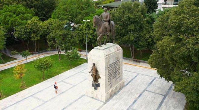 Aziziye Camii'nin yerine dikilen İnönü heykeli