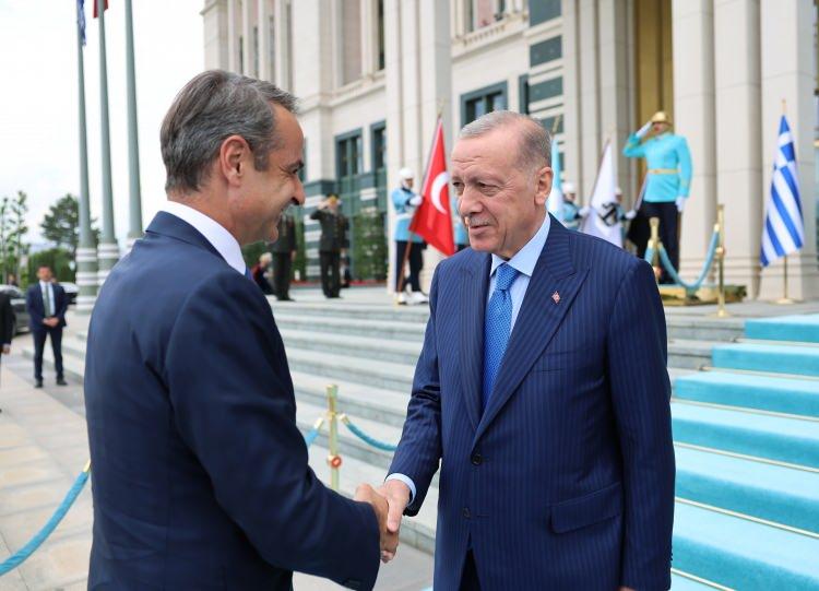 <p>Cumhurbaşkanı Recep Tayyip Erdoğan, Yunanistan Başbakanı Kiriakos Miçotakis’i, Cumhurbaşkanlığı Külliyesinde resmi törenle karşıladı.</p><p> </p>