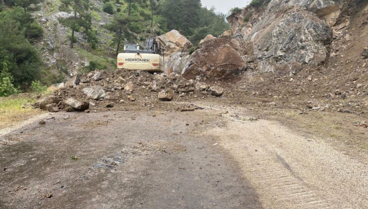 Dev kayalar yolu ulaşıma kapattı