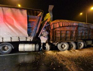 Düzce’de feci kaza: Levhalar kabine saplandı…