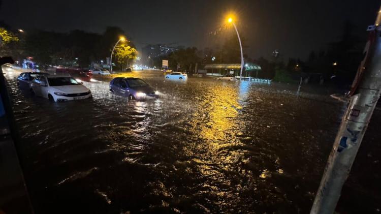 <p>Meydana gelen sel nedeniyle yollarda göçükler oluşurken, su basan<strong> birçok ev ve dükkan kullanılamaz hale geldi. </strong>Sel sularına teslim olan birçok otomobilde de hasar oluştu.</p>