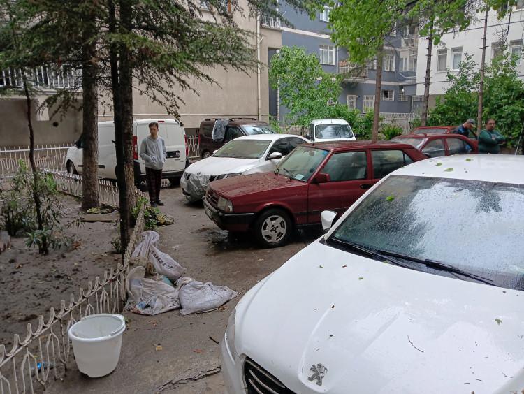 <p>Otoparklarda mahsur kalan otomobillerin birçoğunda da hasar oluştu. Çöken yollar sebebiyle sürücüler alternatif güzergahları tercih etmek zorunda kalırken, yayalar ise su basan yollarda güçlükle ilerledi. Ekipler tarafından geceden itibaren çalışmalar aralıksız sürdürülürken, vatandaşlar da kendi imkanları ile ev ve iş yerlerindeki suları tahliye etmeye çalıştı.</p>