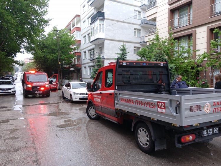 <p>Ayhan Özenç adlı vatandaş, “Yağmur başlamıştı, fırtına ile birlikte hızlandı. Çok şiddetliydi. Yollar su içerisindeydi. Aşağıya indiğimde ortalık su içerisindeydi. Arabalar suya batmıştı. Kapıcımız su baskınından dolayı canını zor kurtardı. Eşyaları mahvoldu. Otomobiller motorlarına kadar ıslandığı için pert hale geldi. İtfaiye ve belediye ekipleri geldi, suları çektiler” dedi.</p>