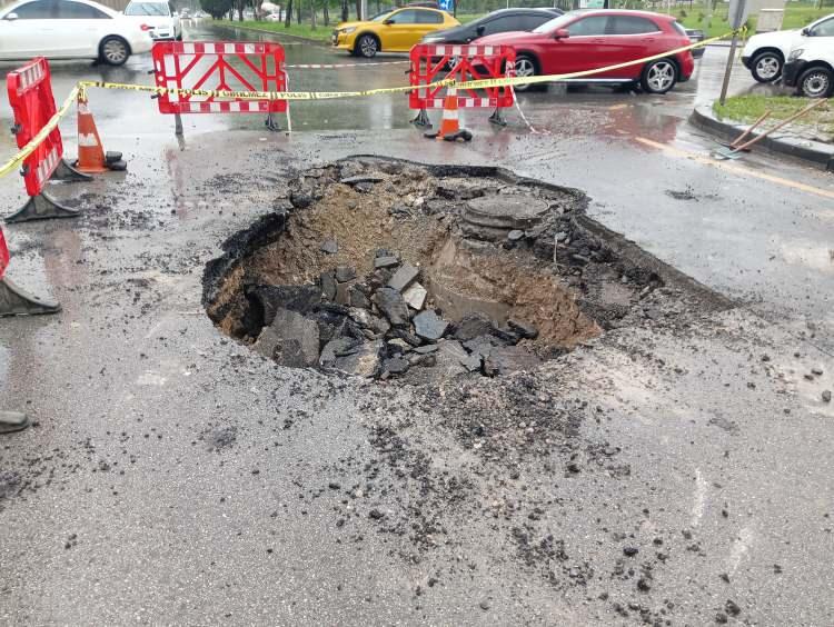 <p>Mağdurlardan Kenan Çiftçi, “Yağmurun bu kadar şiddetli olacağını düşünmüyorduk. 10 saniye içerisinde bütün otoparkımız sular içerisinde kaldı. Afet durumuna gelecek kadar hasara neden oldu. Araçlar kullanılamaz hale geldi. Apartman görevlimizin evi kapı boyuna kadar suya battı, eşyaları kullanılamaz hale geldi. Dükkanlar da aynı şekilde oldu. İtfaiye ekipleri tespit çalışmalarını yapıyor. Şu an için beklemedeyiz” diye konuştu.</p><p> </p>