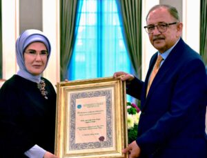 Emine Erdoğan ödülünü teslim aldı