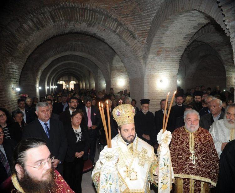 Dönemin CHP'li belediyesi tarafından davet edilen Hristiyan din adamları, Fatih'in vakfettiği caminin altındaki sarnıçta ayin gerçekleştiriyor (2014)