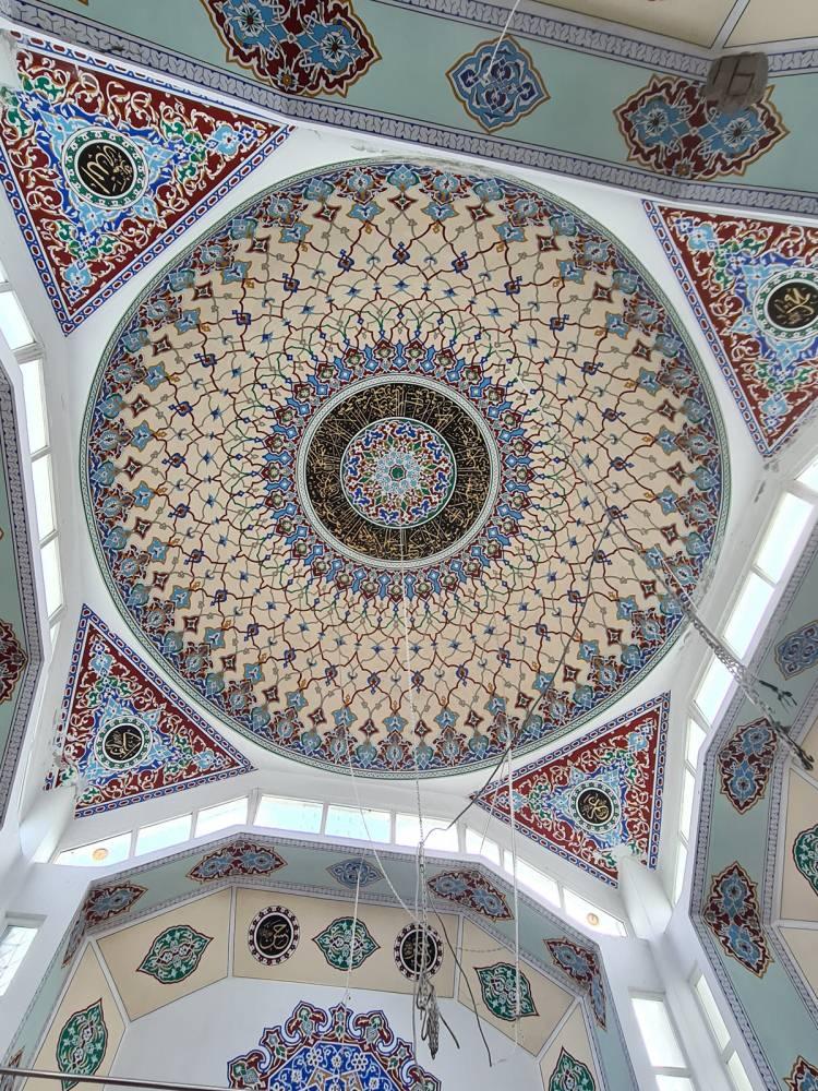 <p><strong>"CAMİNİN ALTI SERGİ ALANI OLSUN" TALEBİ</strong></p><p>Fatih Camii, 1453 yılında Fatih Sultan Mehmed'in İstanbul'u fethi ile Fatih Sultan Mehmed Vakfiyesi'ne ilk yedi içerisine kayıt olunan fetih camilerinden biri.</p>