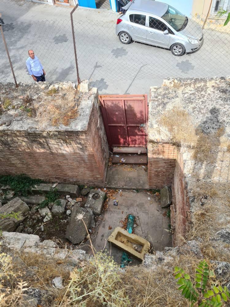 <p>Bu kararın ardından kapatılan ve dört bir yanına giriş yasağı konan caminin yerine cemaatin namaz kılması için bir konteyner konuldu.</p>