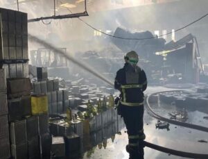 Hatay’da korkutan yangın! Zeytinyağı fabrikası alev alev