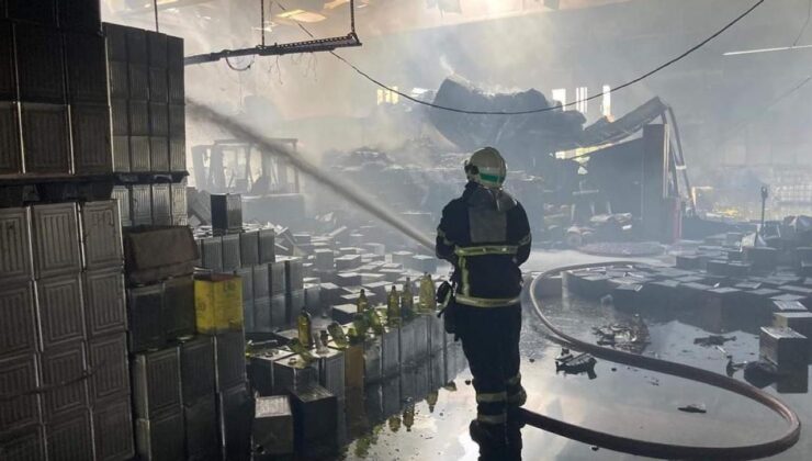 Hatay’da korkutan yangın! Zeytinyağı fabrikası alev alev