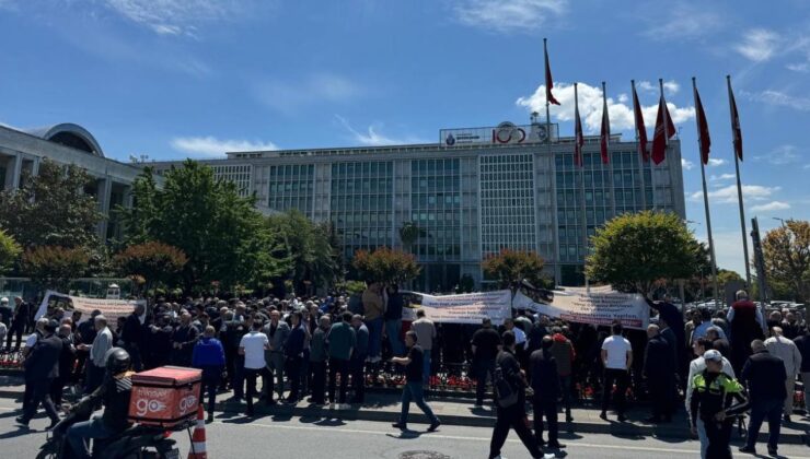 İETT’ye bağlı özel halk otobüsü sahiplerinden İBB binası önünde protesto gösterisi