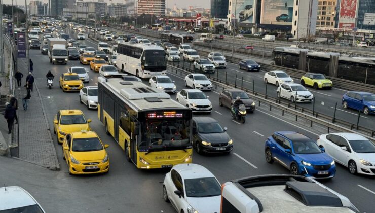 İstanbul’da haftanın ilk iş günü trafik yoğunluğu yaşanıyor